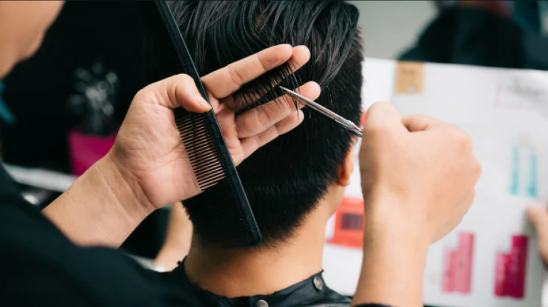 लॉकडाऊनमध्ये नाभिक समाजही आला रस्त्यावर, हतबल होऊन मांडली कैफियत लॉकडाऊनमध्ये नाभिक समाजही आला रस्त्यावर, हतबल होऊन मांडली कैफियत