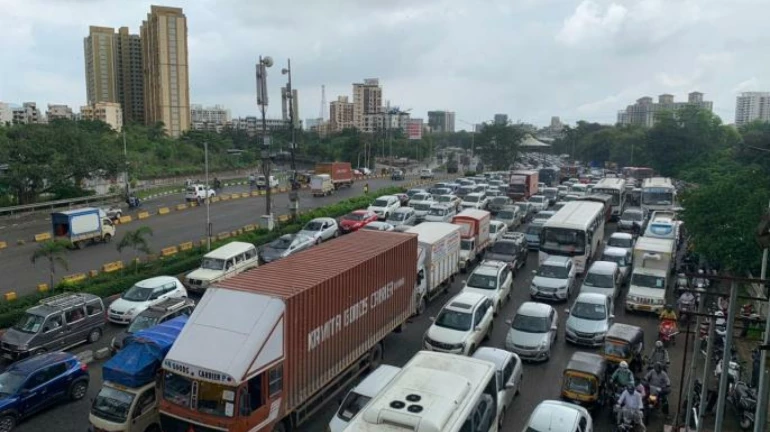 दहिसरमध्ये वाहतूक कोंडी, वाहनांच्या मोठ-मोठ्या रांगा दहिसरमध्ये वाहतूक कोंडी, वाहनांच्या मोठ-मोठ्या रांगा