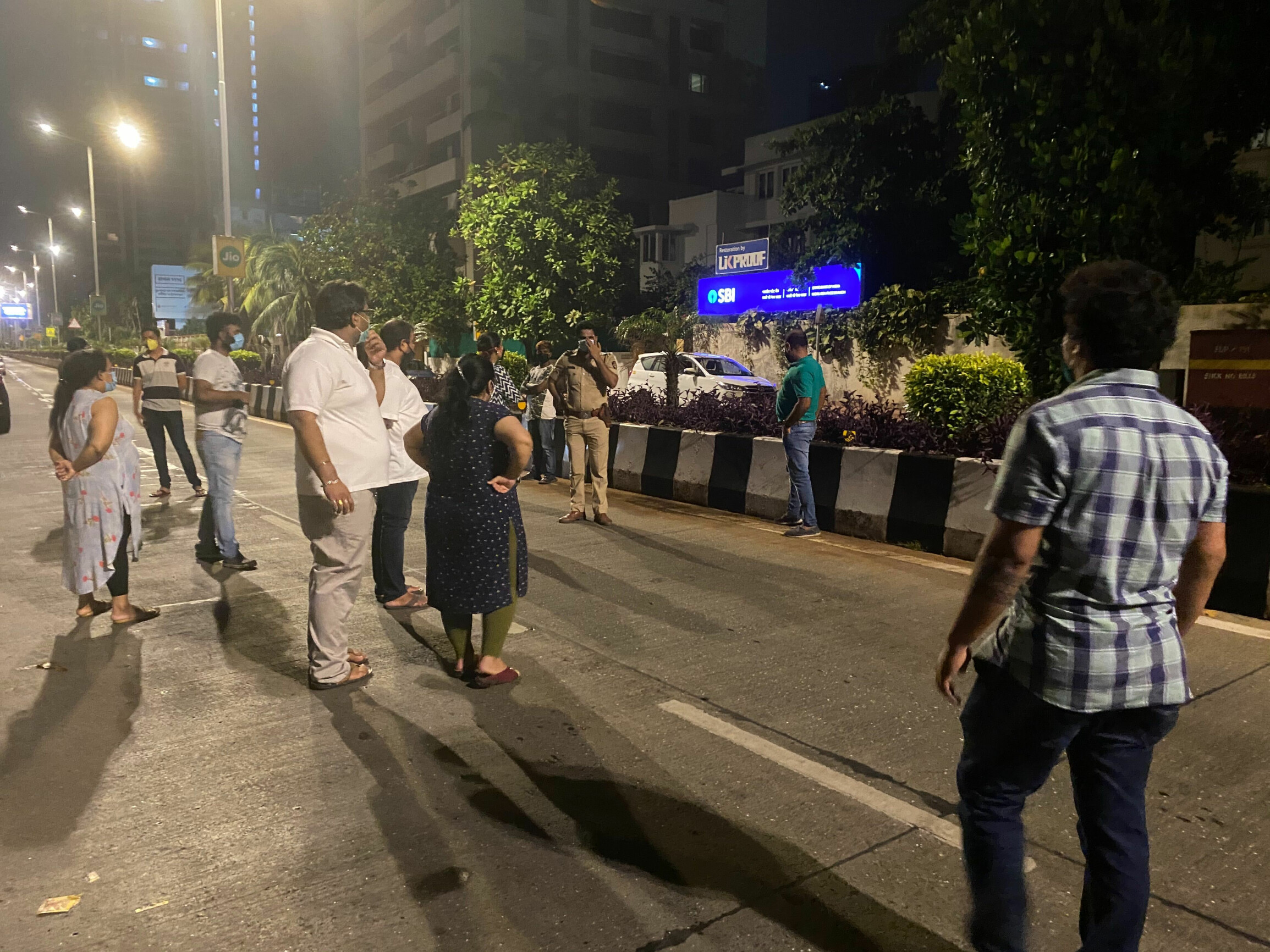 पुलिस की सख्ती से परेशान हुए नागरिक, आधी रात तक हो रही है कार्रवाई