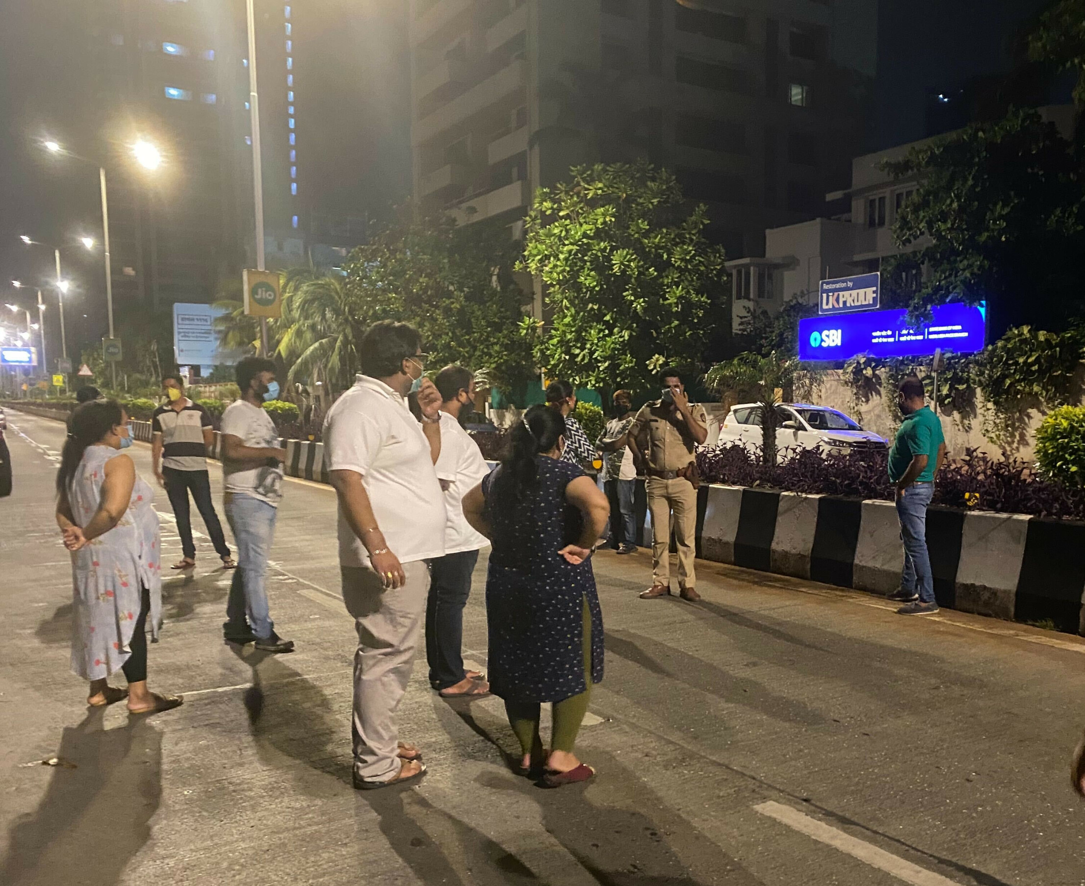 नियमांचे उल्लंघन करणाऱ्यांवर कारवाई,  मध्यरात्रीपर्यंत थांबवल्याने नागरिकांमध्ये नाराजी