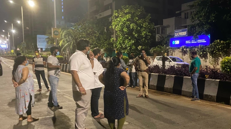 नियमांचे उल्लंघन करणाऱ्यांवर कारवाई,  मध्यरात्रीपर्यंत थांबवल्याने नागरिकांमध्ये नाराजी नियमांचे उल्लंघन करणाऱ्यांवर कारवाई,  मध्यरात्रीपर्यंत थांबवल्याने नागरिकांमध्ये नाराजी