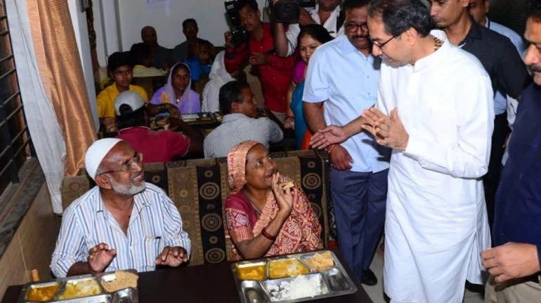 Shiv bhojan thali: राज्यात १ कोटी शिवभोजन थाळ्यांचं वाटप Shiv bhojan thali: राज्यात १ कोटी शिवभोजन थाळ्यांचं वाटप