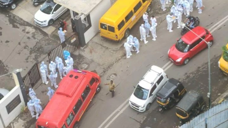 मालाडच्या इमारतीत १६७ कोरोना रुग्ण? जाणून घ्या व्हायरल मेसेजचं सत्य मालाडच्या इमारतीत १६७ कोरोना रुग्ण? जाणून घ्या व्हायरल मेसेजचं सत्य