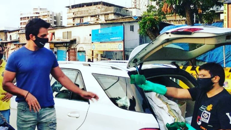 सोनू सूद के साथ मिलकर प्रवासियों की मदद कर रहे हैं अजय धामा सोनू सूद के साथ मिलकर प्रवासियों की मदद कर रहे हैं अजय धामा