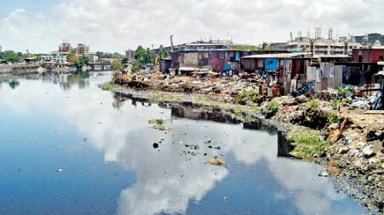 मीठी नदी के पास क्रांतिनगर इलाके के निवासियों को स्थानांतरित करने के लिए चेतावनी मीठी नदी के पास क्रांतिनगर इलाके के निवासियों को स्थानांतरित करने के लिए चेतावनी