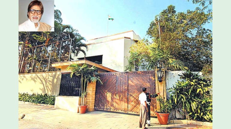 Amitabh Bachchan's Jalsa bungalow ज्येष्ठ अभिनेता अमिताभ बच्चन यांच्या जलसा बंगल्याबाहेर रक्तपात