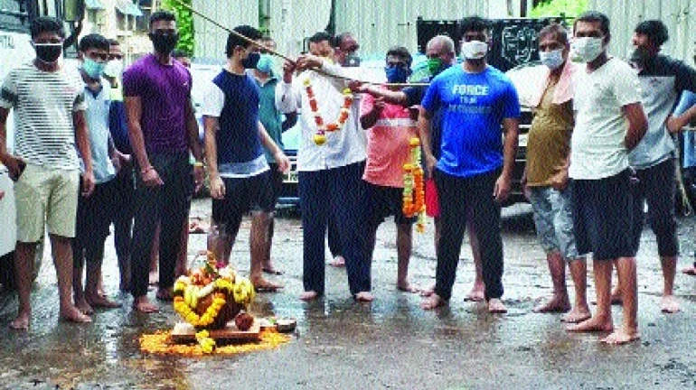 इस बार दही हांडी का आयोजन होगा रद्द, गोविंदाओं ने की दहीहंडी की पूजा इस बार दही हांडी का आयोजन होगा रद्द, गोविंदाओं ने की दहीहंडी की पूजा