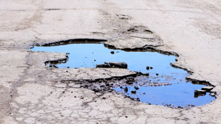 राज्यातील रस्त्यांवरील खड्ड्यांवरुन मुंबई उच्च न्यायालयानं सरकारला फटकारलं राज्यातील रस्त्यांवरील खड्ड्यांवरुन मुंबई उच्च न्यायालयानं सरकारला फटकारलं