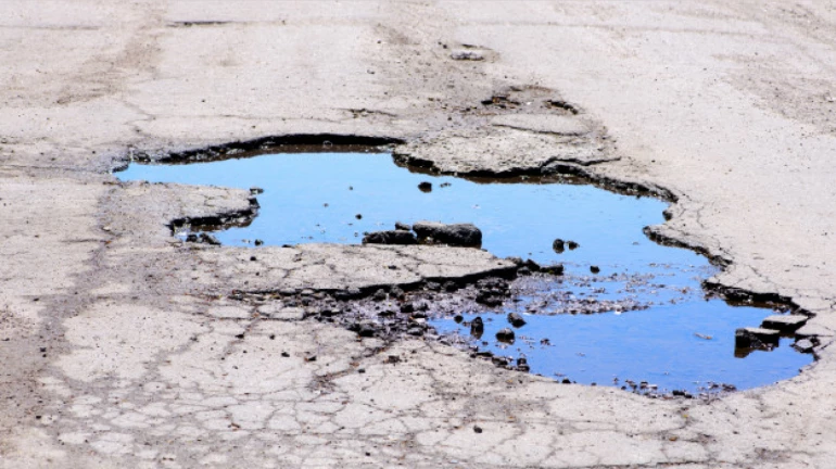 कोरोना के कारण गड्ढों के प्रति नगर निगम की लापरवाही कोरोना के कारण गड्ढों के प्रति नगर निगम की लापरवाही