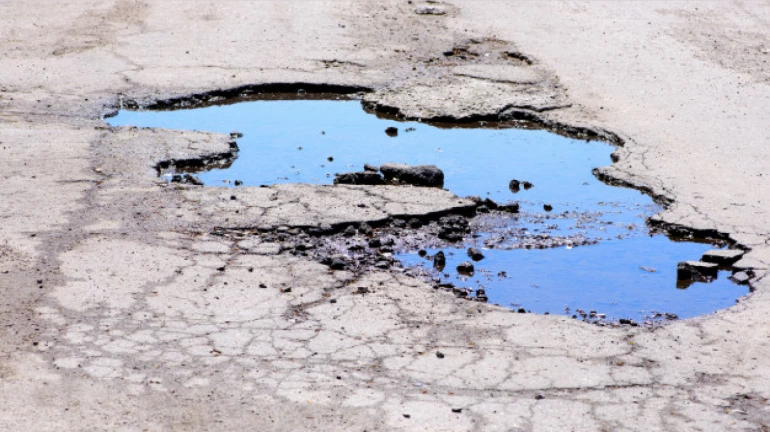 मुंबई में पोटहोल्स को लेकर शिवसेना - कांग्रेस आमने सामने मुंबई में पोटहोल्स को लेकर शिवसेना - कांग्रेस आमने सामने