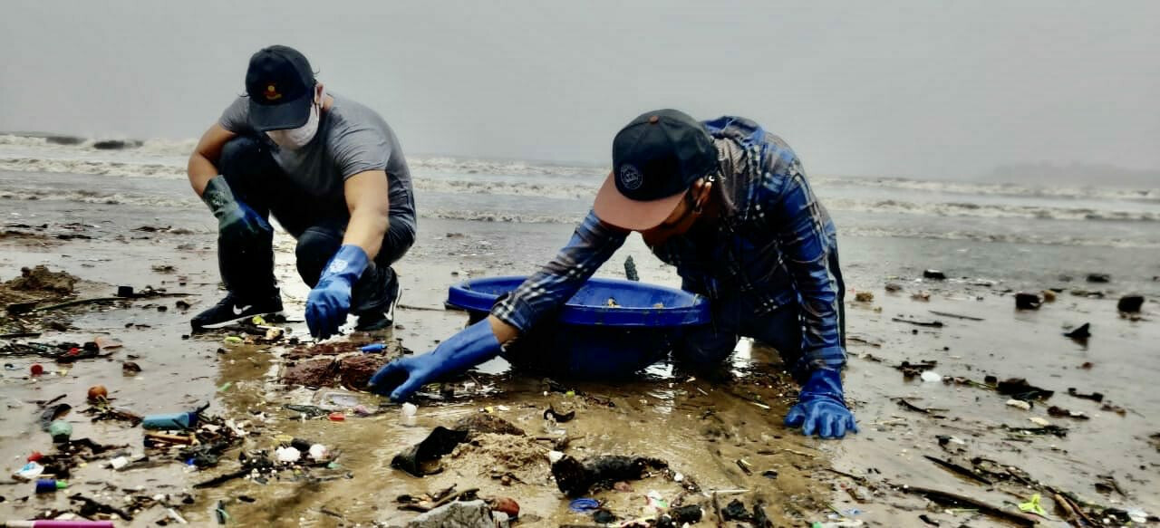 Cleaning Mumbai one beach at a time
