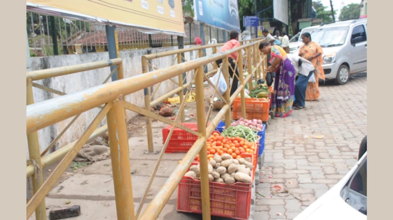 पालिकेची कारवाई, संतप्त विक्रेत्यांनी भाजी फेकली रस्त्यावर पालिकेची कारवाई, संतप्त विक्रेत्यांनी भाजी फेकली रस्त्यावर