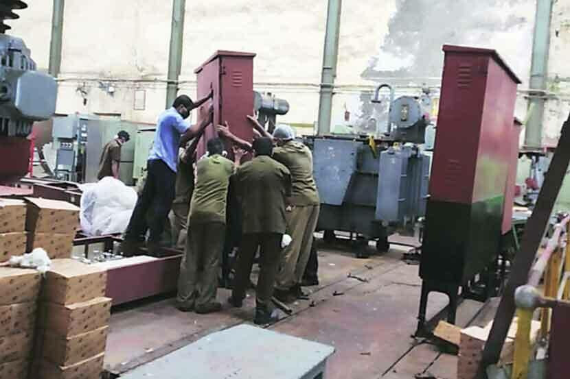 ‘बेस्ट’च्या वीज कर्मचाऱ्यांना कोरोनाच्या काळात काम करणं जातंय कठीण