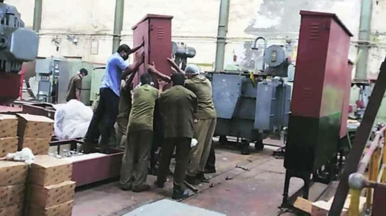 ‘बेस्ट’च्या वीज कर्मचाऱ्यांना कोरोनाच्या काळात काम करणं जातंय कठीण ‘बेस्ट’च्या वीज कर्मचाऱ्यांना कोरोनाच्या काळात काम करणं जातंय कठीण