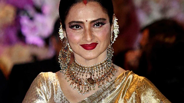 Actress Rekha's bungalow sealed as security guard tests positive for coronavirus Actress Rekha's bungalow sealed as security guard tests positive for coronavirus