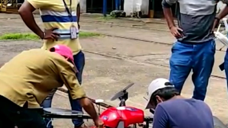 पश्चिम रेल्वेच्या लोअर परळ कारखान्याचे ड्रोनद्वारे निर्जंतुकीकरण पश्चिम रेल्वेच्या लोअर परळ कारखान्याचे ड्रोनद्वारे निर्जंतुकीकरण