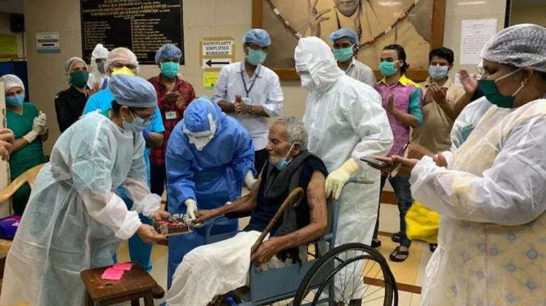 शंभरीतील आजोबांची कोरोनावर मात, रुग्णालयातच केला १०१ वा वाढदिवस साजरा शंभरीतील आजोबांची कोरोनावर मात, रुग्णालयातच केला १०१ वा वाढदिवस साजरा