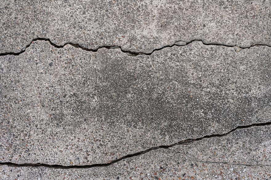 20-year-old building in Thane develops cracks; 11 families evacuated