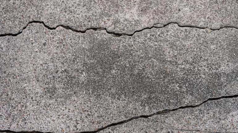 20-year-old building in Thane develops cracks; 11 families evacuated 20-year-old building in Thane develops cracks; 11 families evacuated