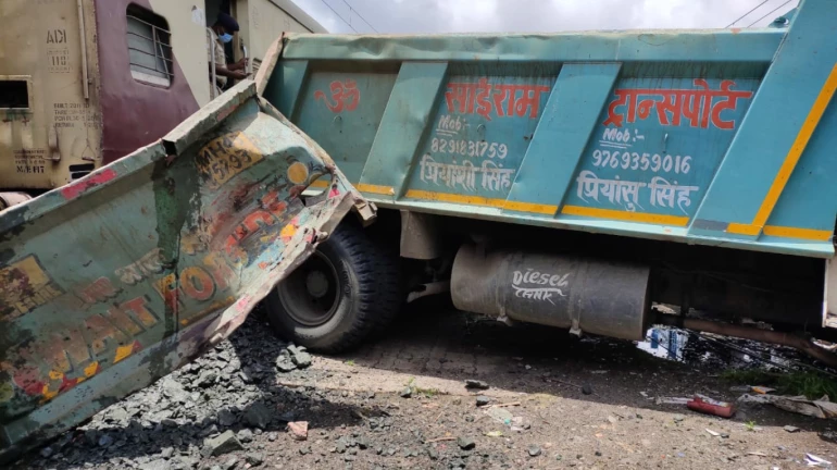 कांदिवली स्थानकाजवळ रेल्वेची ट्रकला धडक कांदिवली स्थानकाजवळ रेल्वेची ट्रकला धडक