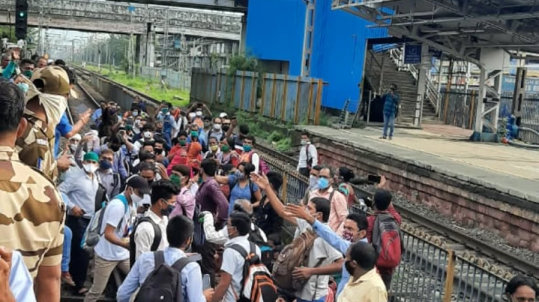 नालासोपारा रेलवे स्टेशन पर नाराज यात्रियों ने पटरी पर उतर कर रोकी लोकल ट्रेन
