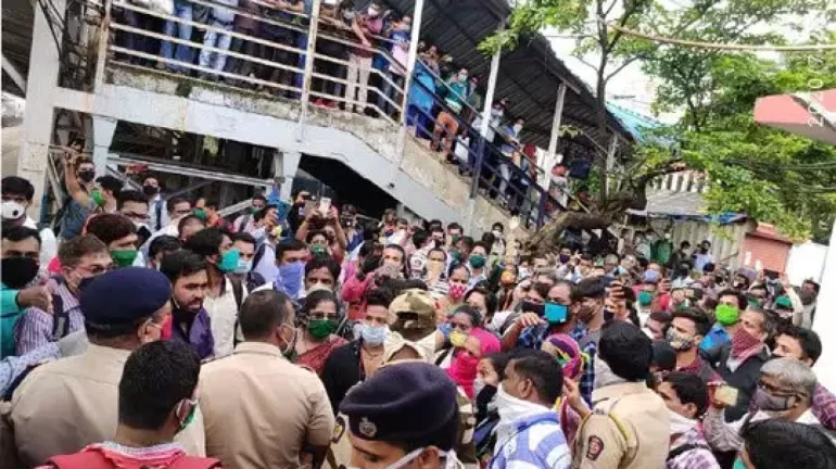 Outraged Passengers Stage Protest At Nalasopara ST Stand And Railway Station Outraged Passengers Stage Protest At Nalasopara ST Stand And Railway Station