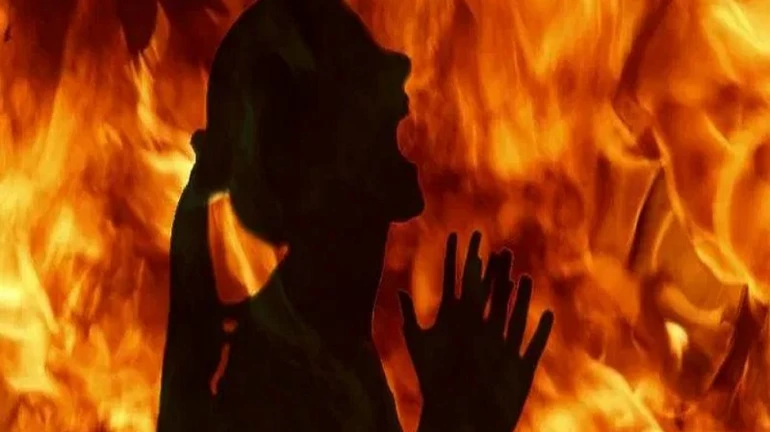 शॉकिंग: शराब पीने के पैसे नहीं देने पर शराबी पति ने पत्नी को तेल छिड़क कर लगा दी आग शॉकिंग: शराब पीने के पैसे नहीं देने पर शराबी पति ने पत्नी को तेल छिड़क कर लगा दी आग