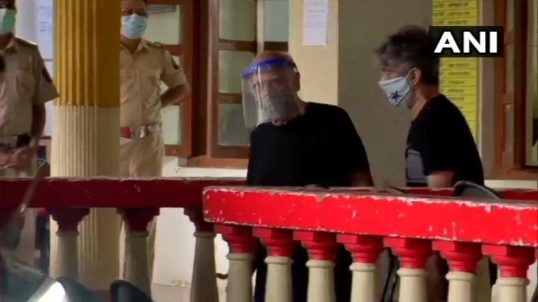 दिग्दर्शक महेश भट्ट यांची पोलिसांनी केली २ तास चौकशी दिग्दर्शक महेश भट्ट यांची पोलिसांनी केली २ तास चौकशी