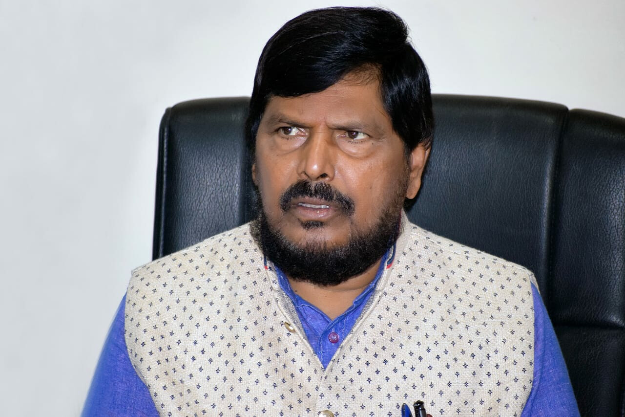 रिपाईला मोठा धक्का, 'या' नेत्याने सोडली आठवलेंची साथ