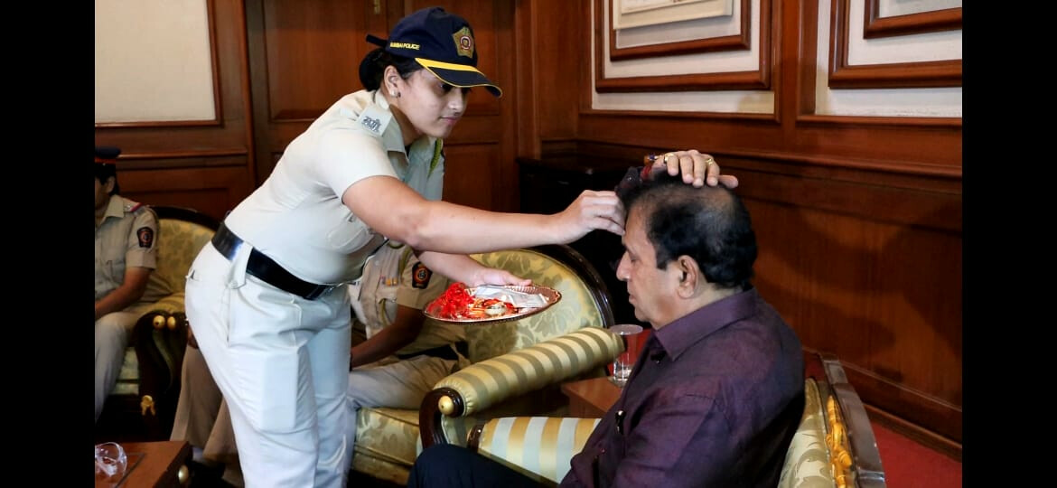 पोलिस बहिणींच्या हस्ते राखीबांधून गृहमंत्र्यांनी केला रक्षाबंधन साजरी