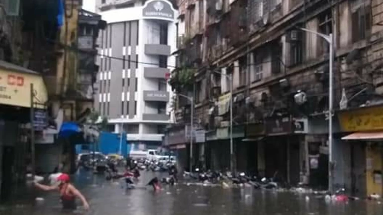 दक्षिण मुंबईत पावसाचा कहर, रस्त्यावरील गाड्या पाण्याखाली