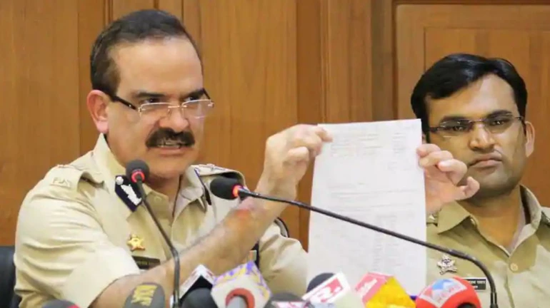 मुंबई पोलीस आयुक्तांना निलंबित करा, पंतप्रधान मोदींनाच पत्र मुंबई पोलीस आयुक्तांना निलंबित करा, पंतप्रधान मोदींनाच पत्र