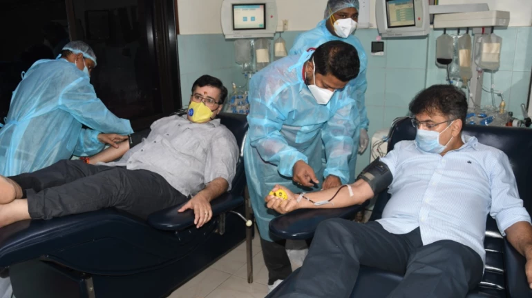 गृहनिर्माणमंत्री जितेंद्र आव्हाड यांनी केलं प्लाझ्मा दान गृहनिर्माणमंत्री जितेंद्र आव्हाड यांनी केलं प्लाझ्मा दान