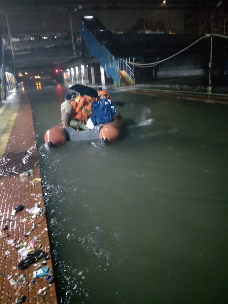 भायखला और मस्जिद स्टेशन के बीच फंसी ट्रेनें, 350 से अधिक यात्रियों को किया गया रेस्क्यू