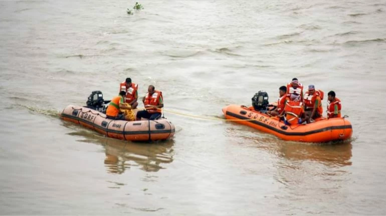 मुंबई में NDRF तीन टीमें तैनात मुंबई में NDRF तीन टीमें तैनात