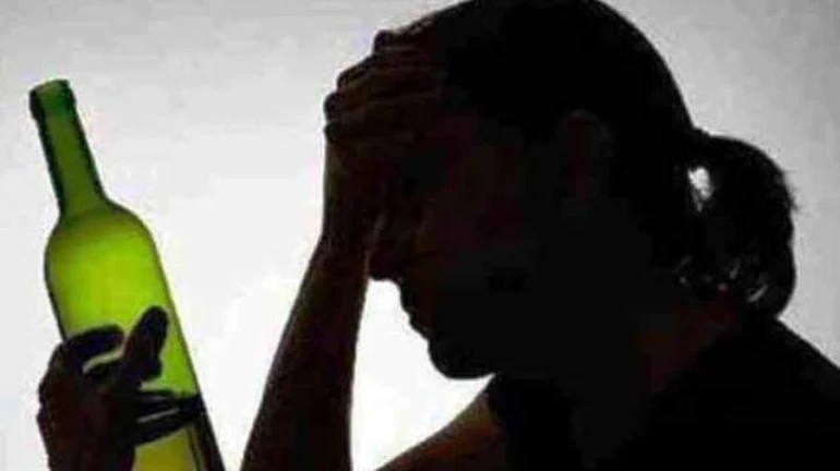 दारूच्या नशेत महिला काॅन्स्टेबलचं असभ्य वर्तन दारूच्या नशेत महिला काॅन्स्टेबलचं असभ्य वर्तन