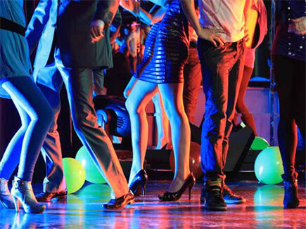 कोरोना काल में पार्टी करते 28 महिला समेत 97 हिरासत में