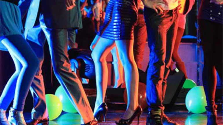 कोरोना काल में पार्टी करते 28 महिला समेत 97 हिरासत में कोरोना काल में पार्टी करते 28 महिला समेत 97 हिरासत में