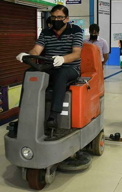 पश्चिम रेलवे के महाप्रबंधक ने किया चर्चगेट स्टेशन का आकस्मिक निरीक्षण, सभी के द्वारा स्वयं स्वच्छता की ज़रूरत पर दिया बल