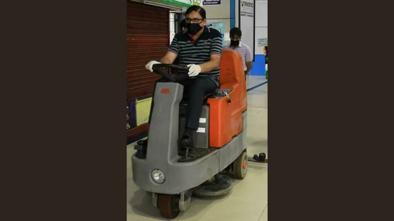 पश्चिम रेलवे के महाप्रबंधक ने किया चर्चगेट स्टेशन का आकस्मिक निरीक्षण, सभी के द्वारा स्वयं स्वच्छता की ज़रूरत पर दिया बल पश्चिम रेलवे के महाप्रबंधक ने किया चर्चगेट स्टेशन का आकस्मिक निरीक्षण, सभी के द्वारा स्वयं स्वच्छता की ज़रूरत पर दिया बल