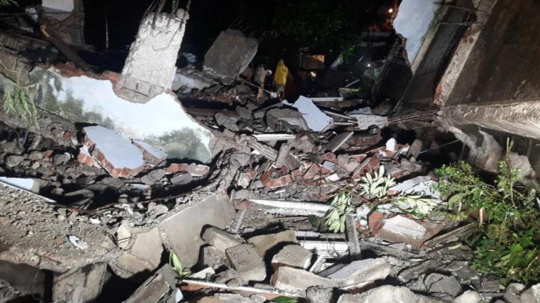Vacant building collapses in Bandra