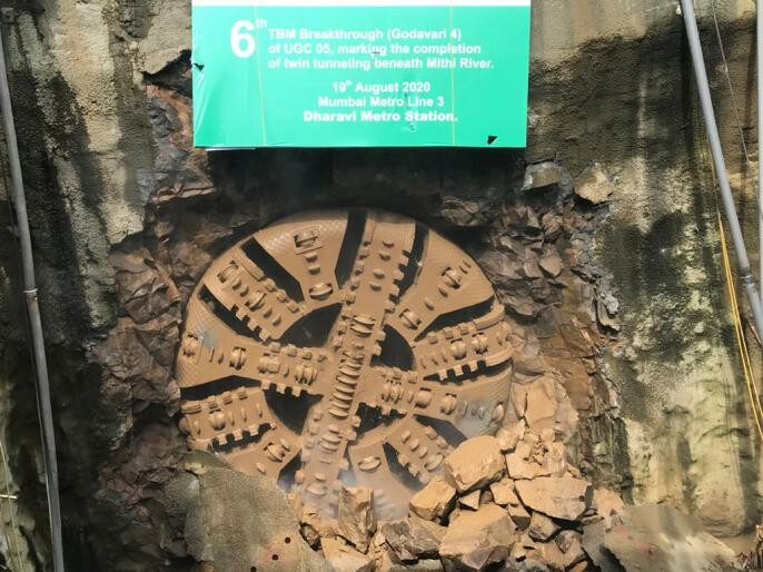 मेट्रो-३ च्या मार्गातील मिठी नदी खालील भुयारीकरणाचं काम पूर्ण