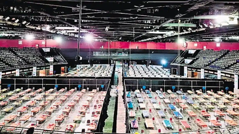 वरळीतील 'एनएससीआय'मधील रोबोट रुग्णसेवेत वरळीतील 'एनएससीआय'मधील रोबोट रुग्णसेवेत