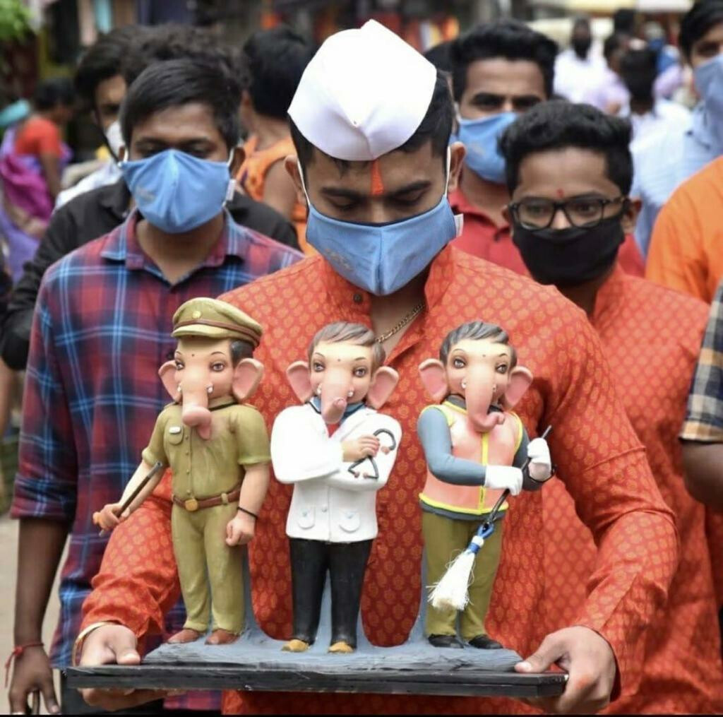 यंदा कोरोना योद्ध्याच्या रुपात अवतरले बाप्पा!