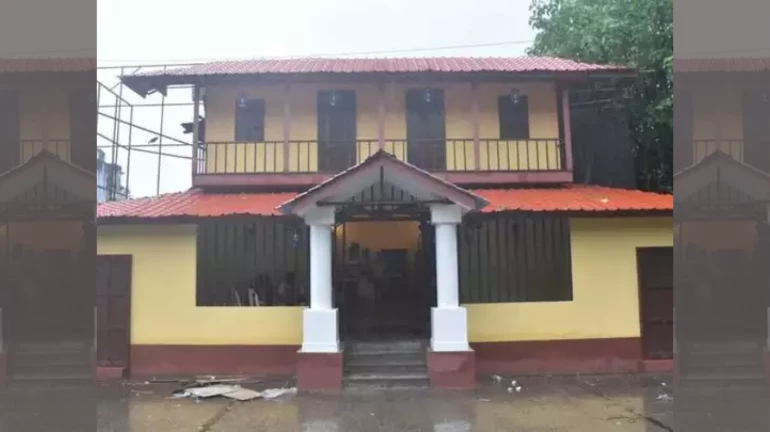 वांद्र्यातील मंडळानं साकारली टिळकांच्या चिखलीतल्या वाड्याची प्रतिकृती वांद्र्यातील मंडळानं साकारली टिळकांच्या चिखलीतल्या वाड्याची प्रतिकृती