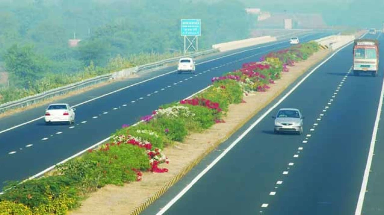 BJP leader Devendra Fadnavis asks CM Thackeray to remove the condition of e-pass for private vehicles BJP leader Devendra Fadnavis asks CM Thackeray to remove the condition of e-pass for private vehicles