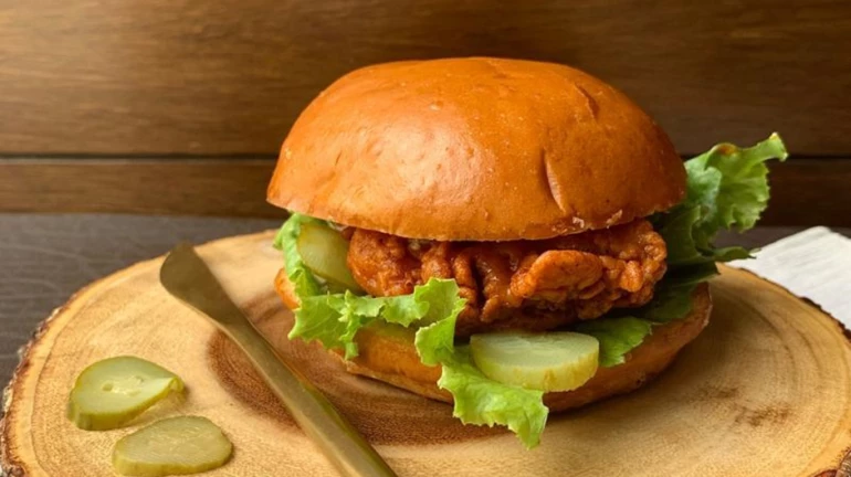 मानखुर्दमध्ये बर्गर खाल्ल्याने तरुणाचा मृत्यू मानखुर्दमध्ये बर्गर खाल्ल्याने तरुणाचा मृत्यू