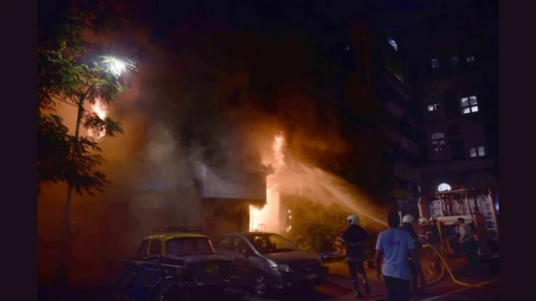 फोर्ट परिसरातील इमारतीला आग, १ जण गंभीर जखमी