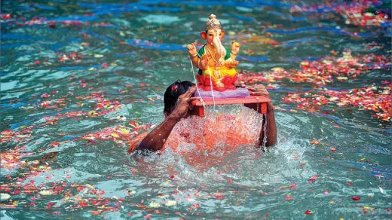 विसर्जनासाठी विहिरींमधून पाणी उपसून कृत्रिम तलाव भरले? विसर्जनासाठी विहिरींमधून पाणी उपसून कृत्रिम तलाव भरले?