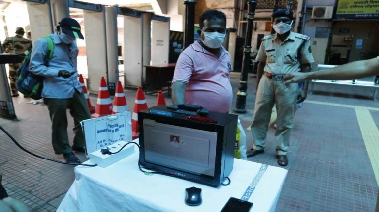 मध्य रेल्वे मार्गावर अखेर क्यूआर कोड स्कॅनिंग सुरू मध्य रेल्वे मार्गावर अखेर क्यूआर कोड स्कॅनिंग सुरू